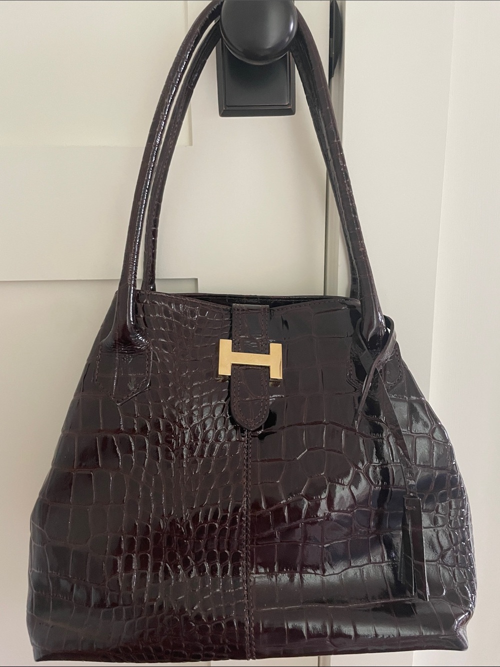 Vera Pelle Croc-Embossed Shoulder Bag in Dark Brown with Gold H Accent